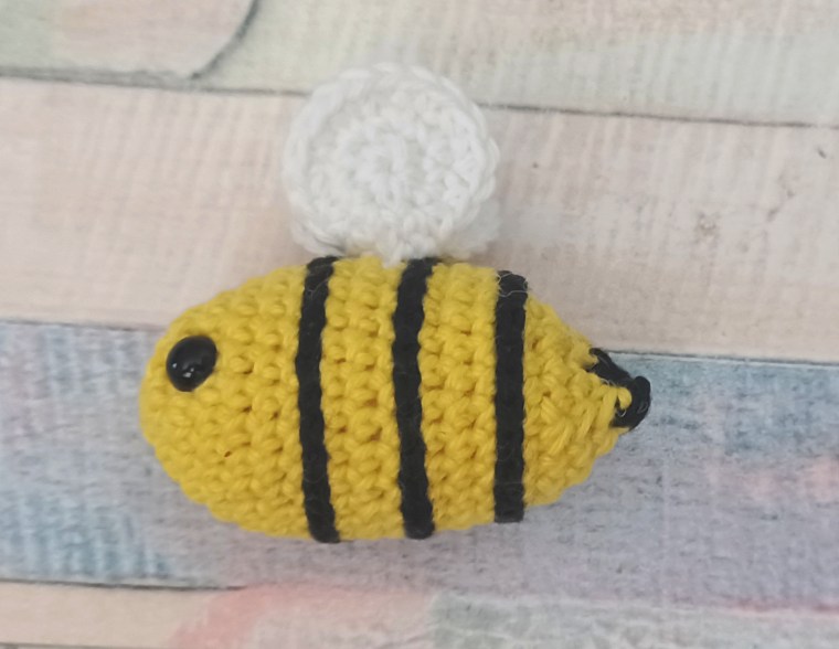 Patron amigurumi petite abeille La rose du rang